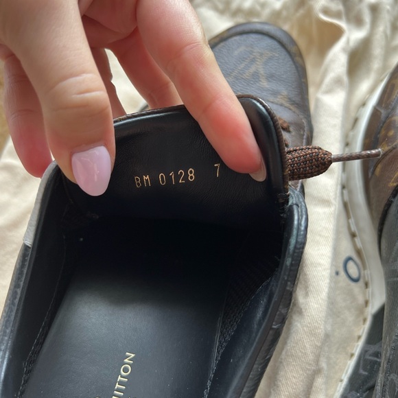 Authentic Louis Vuitton Run Away Men’s Sneaker. Size 7 - Picture 4 of 11